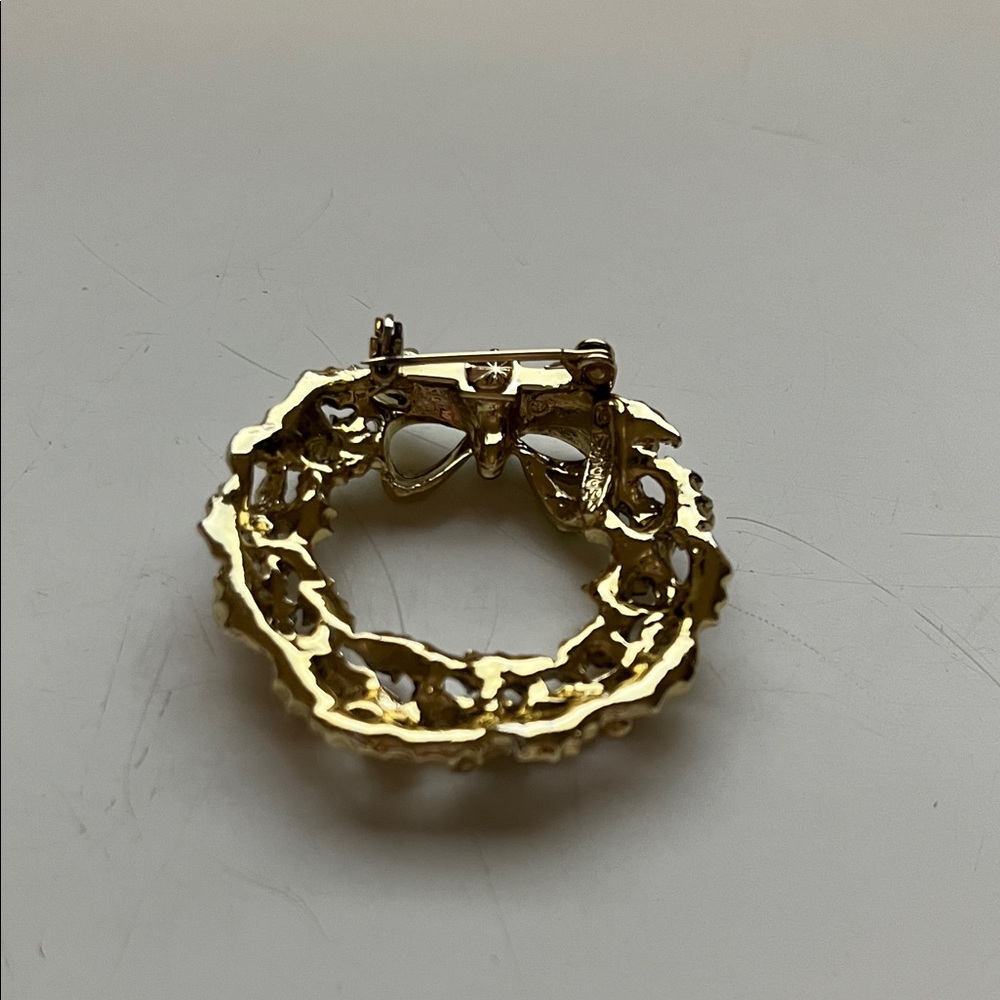 Festive Gold Wreath Brooch with Red and Green Accents - Picture 3 of 4